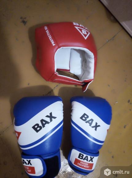 Боксерские перчатки и шлем для бокса.. Фото 1.