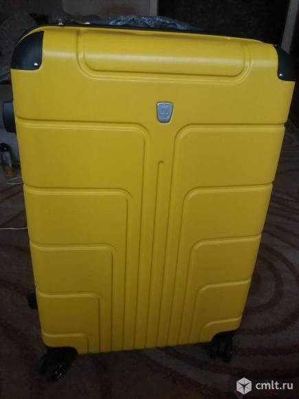 Новый стильный желтый чемодан, размер L. Фото 1.
