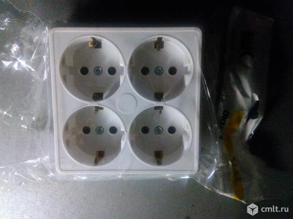 Розетка наружная 4-местная евро с задней пластиной. Фото 1.