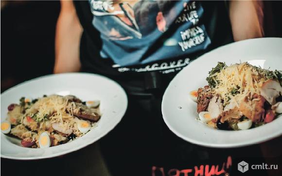 Кафе-караоке “Пятница” в центре города Воронежа.. Фото 1.