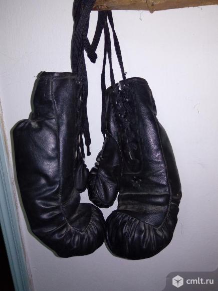 Старые боксёрские перчатки. Фото 1.