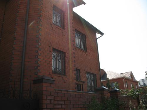 Продаю коттедж в ж.м.Лесная поляна, крытый большой бассейн, сауна, дорогая внутренняя отделка. Фото 1.