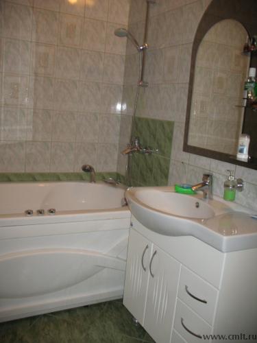 Продаю коттедж в ж.м.Лесная поляна, крытый большой бассейн, сауна, дорогая внутренняя отделка. Фото 8.