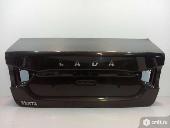 Крышка багажника LADA VESTA седан 15- б/у 8450039387 3*. Фото 1.