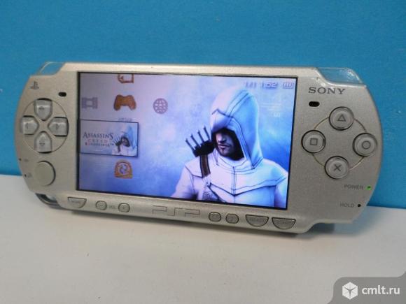 Игровая приставка Sony PlayStation Portable Slim. Фото 1.