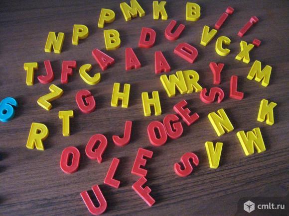 Большая магнитная доска с буквами, цифрами и конструктором. Фото 8.