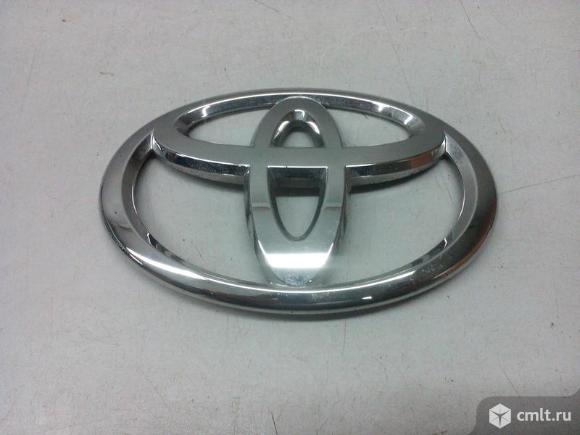 Эмблема TOYOTA крышки багажника TOYOTA AURIS/COROLLA/CAMRY б/у 9097502176 4*. Фото 1.