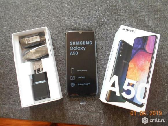 Смартфон Samsung Галакси а 50. Фото 1.