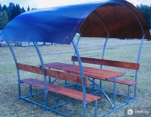 Беседки с лавочками и столиком. Фото 1.