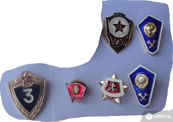 Знаки: Отличник Советской Армии, Классности 3-й степени, Воин - спортсмен 1-я ступень и другие.. Фото 1.