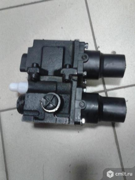 Распределитель подъема кузова на КАМАЗ 6520. Фото 1.