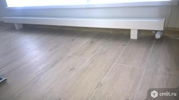 Вот так мы установили напольный конвектор. Термостат не в том месте, но что заказчиком заказано, то и смонтировано.Кстати, такой конвектор незаменим при низких окнах