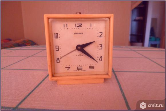Настольные часы будильник. Фото 1.