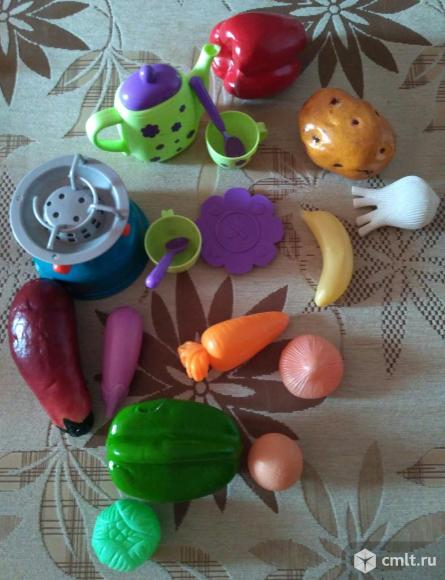 Игрушечная посудка и фрукты с овощами. Фото 1.