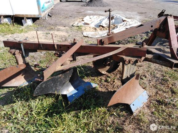 Мтз 82 с плугом. Плуг для трактора мтз-82. Плуг на т 16. Заводской плуг мтз 3х корпуса. Уралец.