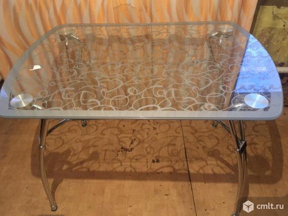 Стеклянный стол в двух уровнях. Фото 3.