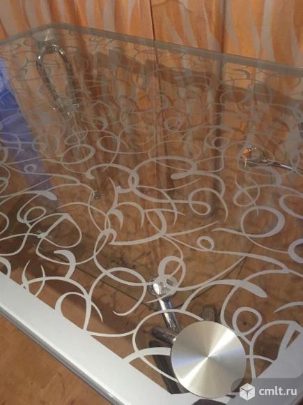 Стеклянный стол в двух уровнях. Фото 1.