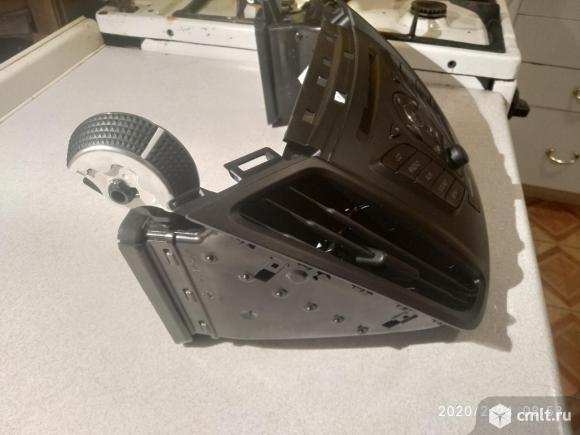 Блок управления магнитолой Форд. Фото 2.