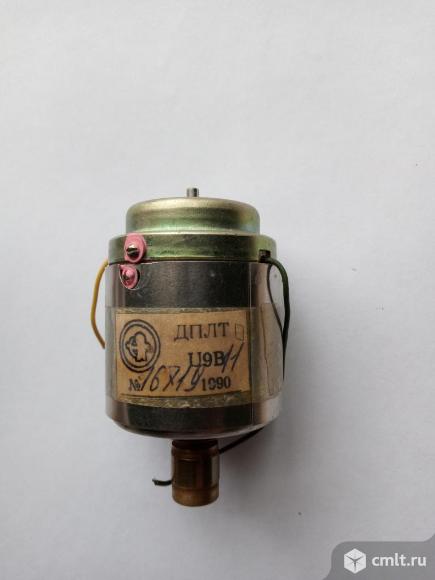 Двигатель ДПЛТ U9В от видеомагнитофона ВМ-12. Фото 1.