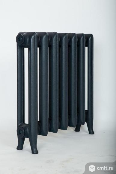 Радиатор чугунный на ножках. Фото 1.