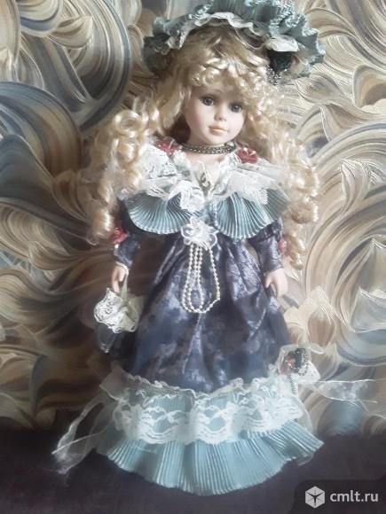 Красивая кукла на металлической подставке.. Фото 1.