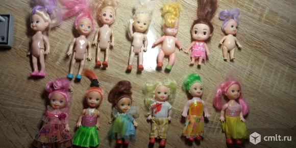 Маленькие куклы и мини мебель для маленьких кукол. Фото 1.