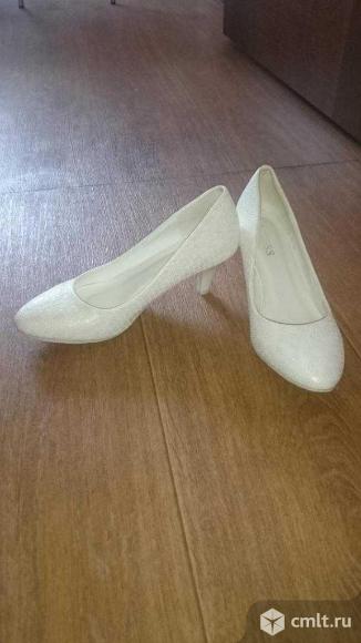 Туфли белые свадебные, р. 37, каблук 5 см, б/у, 500 р. Фото 1.