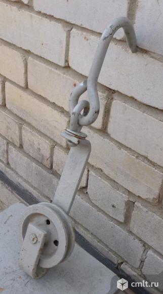 Блок монтажный с крюком для веревки.