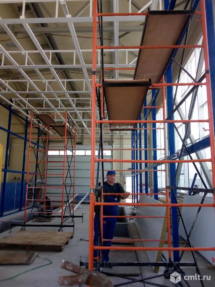 Строительный рабочий-грузчик. Фото 1.