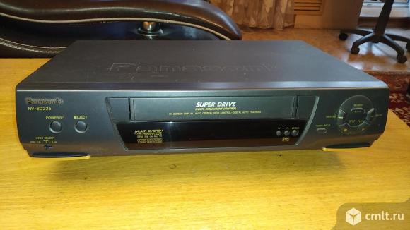 Видеомагнитофон Panasonic NV-SD225. Фото 1.