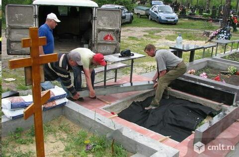 Рабочий на благоустройство. Фото 1.