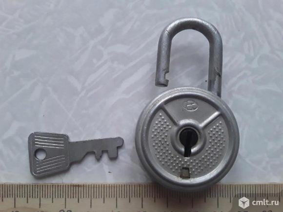 Маленький навесной замок СССР. ц.52к. 1 ключик. Фото 1.