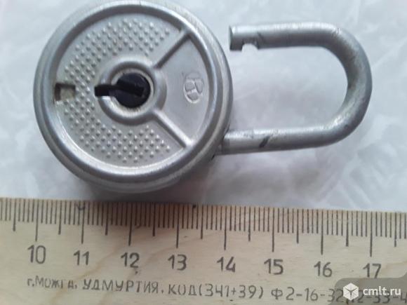 Маленький навесной замок СССР. ц.52к. 1 ключик. Фото 6.