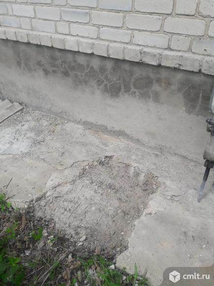 Демонтаж отмостки, копка траншеи 40м (и 40м3). Фото 1.