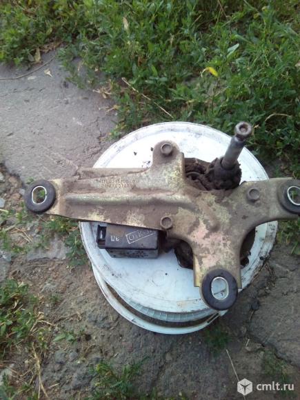 Мотор заднего дворника. Фото 1.