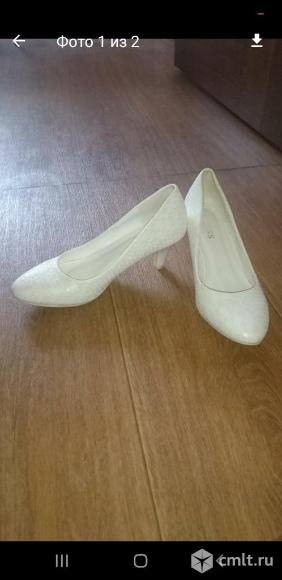 Туфли свадебные, р. 37, цв. белый, каблук 6 см, б/у, 400 р. Фото 1.