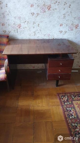 Продам письменный полированный однотумбовый стол. Фото 1.