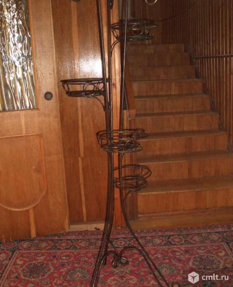 Высокая подставка для цветов. Фото 1.