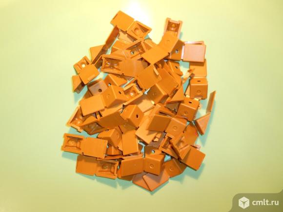 Уголок монтажный мебельный с заглушкой коричневого цвета 46 штук. Фото 1.