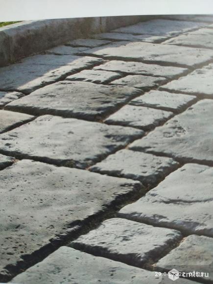 Помощник мастера по укладке тротуарной плитки. Фото 1.