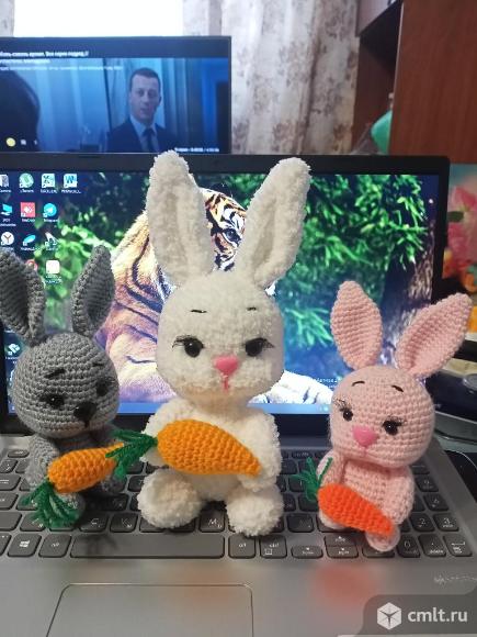 Зайчики с морковкой вязаные. Фото 1.