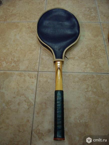 теннисная ракетка в чехле