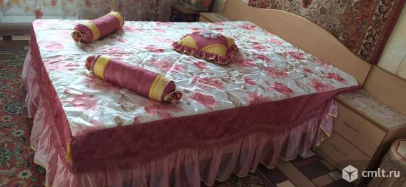 Продаю комплект покрывало для кровати 140*200 с декоративными валиками и подушкой для спальни. Фото 1.