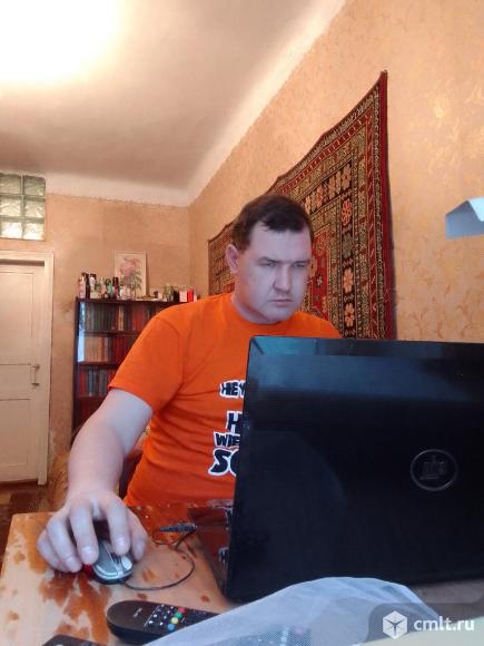 Работник магазина. Фото 1.