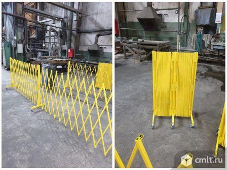 Переносные металлические раздвижные ограждения на колесах. Фото 1.