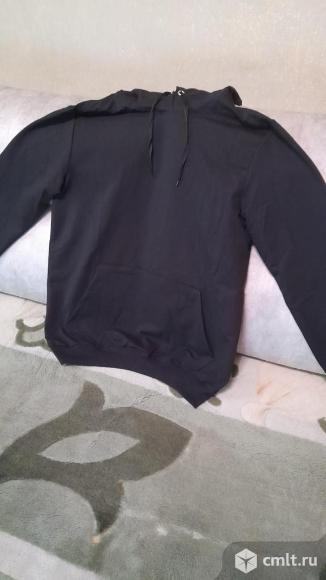 Чёрное худи с капюшоном. Фото 1.