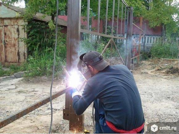 Монтажник заборов. Фото 1.