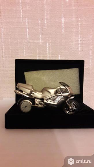 Продаю сувенирный мотоцикл с часами.. Фото 1.