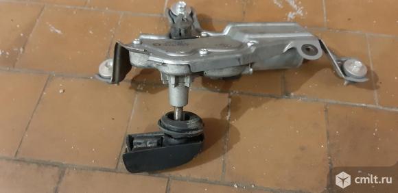 Моторчик заднего дворника RAV4 30. Фото 1.