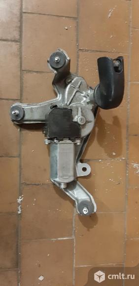 Моторчик заднего дворника RAV4 30. Фото 4.